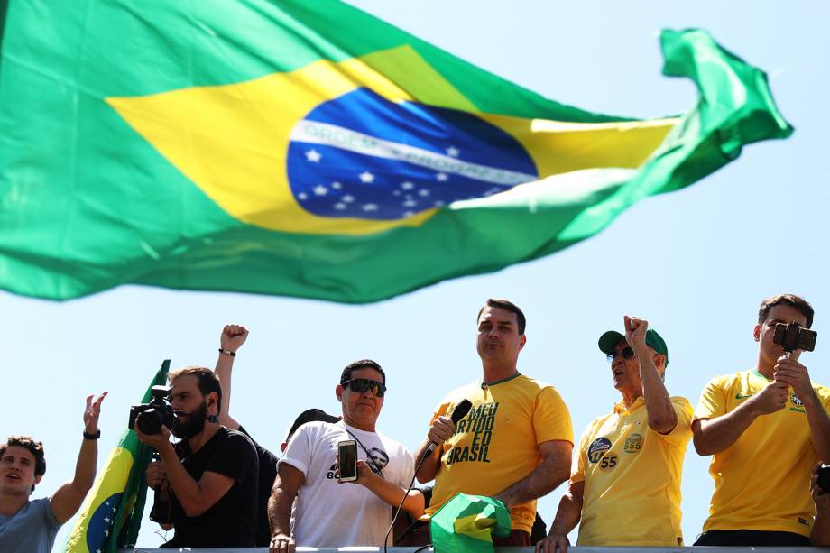Flávio Bolsonaro, filho do presidenciável Jair Bolsonaro (PSL), durante ato em Copacabana, no Rio de Janeiro (RJ) - 09/09/2018 Flávio Bolsonaro, filho do presidenciável Jair Bolsonaro (PSL), durante ato em Copacabana, no Rio de Janeiro (RJ) - 09/09/2018
