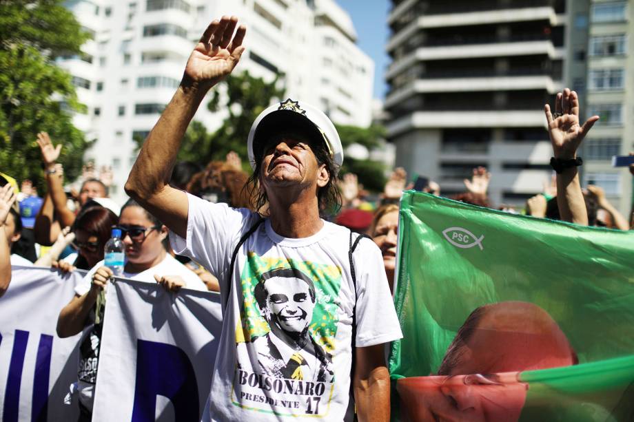 Apoiadores do candidato à Presidência da República, Jair Bolsonaro (PSL), realizam ato em Copacabana, no Rio de Janeiro (RJ) a favor do presidenciável, que foi esfaqueado - 09/09/2018 Apoiadores do candidato à Presidência da República, Jair Bolsonaro (PSL), realizam ato em Copacabana, no Rio de Janeiro (RJ) a favor do presidenciável, que foi esfaqueado - 09/09/2018