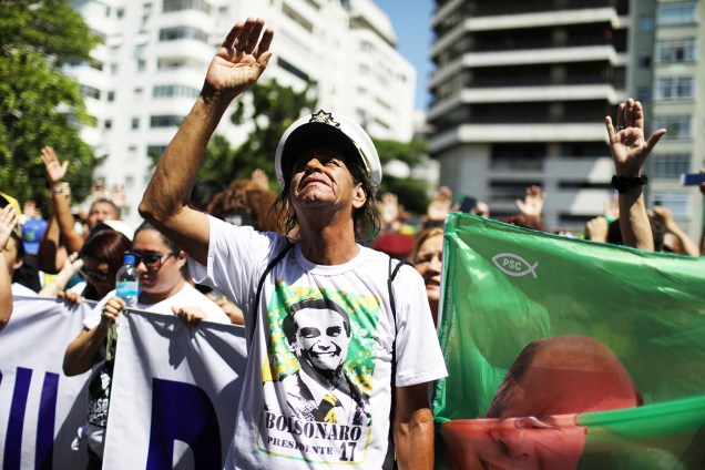 Apoiadores do candidato à Presidência da República, Jair Bolsonaro (PSL), realizam ato em Copacabana, no Rio de Janeiro (RJ) a favor do presidenciável, que foi esfaqueado - 09/09/2018