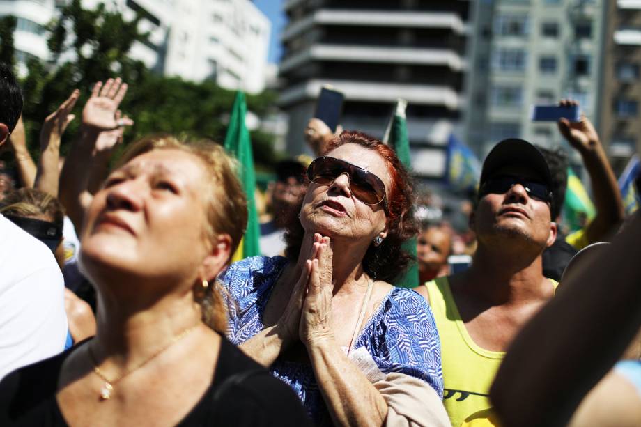 Apoiadores do candidato à Presidência da República, Jair Bolsonaro (PSL), realizam ato em Copacabana, no Rio de Janeiro (RJ) a favor do presidenciável, que foi esfaqueado - 09/09/2018