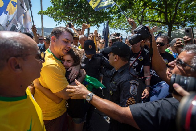 Flávio Bolsonaro abraça apoiadora do presidenciável Jair Bolsonaro (PSL), durante ato realizado na orla da Praia de Copacabana, no Rio de Janeiro (RJ) - 09/09/2018