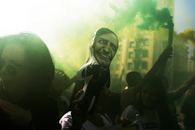 Apoiador de Jair Bolsonaro (PSL), exibe boneco inflável do presidenciável, durante ato realizado na Avenida Paulista, em São Paulo (SP) - 09/09/2018
