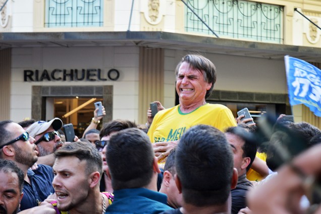 O candidato à Presidência da República, Jair Bolsonaro (PSL), é esfaqueado durante campanha em Juiz de Fora (MG) - 06/09/2018