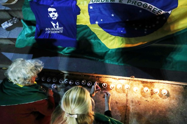 Apoiadores do candidato à Presidência da República, Jair Bolsonaro (PSL), acendem velas na Avenida Paulista, em São Paulo (SP),  após o presidenciável ter sido esfaqueado - 06/09/2018