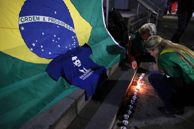 Apoiadores do candidato à Presidência da República, Jair Bolsonaro (PSL), acendem velas na Avenida Paulista, em São Paulo (SP), após o presidenciável ter sido esfaqueado - 06/09/2018 Apoiadores do candidato à Presidência da República, Jair Bolsonaro (PSL), acendem velas na Avenida Paulista, em São Paulo (SP), após o presidenciável ter sido esfaqueado - 06/09/2018