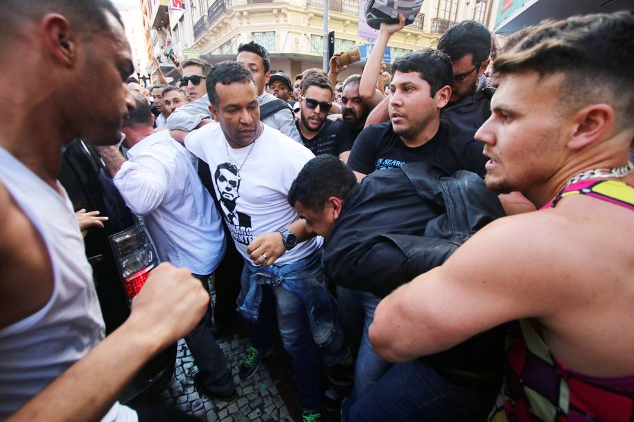 Apoiadores do candidato Jair Bolsonaro (PSL), cercam homem acusado de esfaquear o presidencivel, na cidade de Juiz de Fora (MG) - 06/09/2018