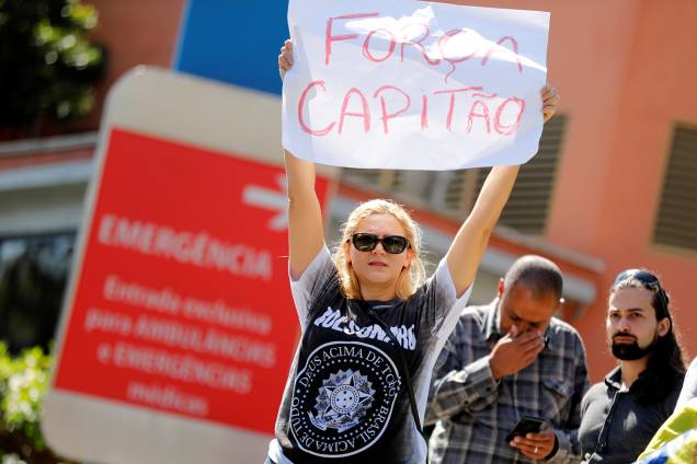 Apoiadora de Jair Bolsonaro exibe cartaz escrito 'Força Capitão', após o presidenciável ser transferido para o Hospital Albert Einstein, em São Paulo (SP) - 07/09/2018 Apoiadora de Jair Bolsonaro exibe cartaz escrito 'Força Capitão', após o presidenciável ser transferido para o Hospital Albert Einstein, em São Paulo (SP) - 07/09/2018