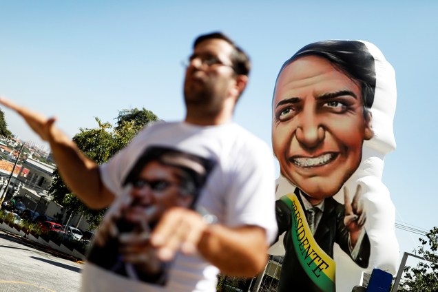 Apoiador de Jair Bolsonaro é visto nos arredores do Hospital Albert Einstein, em São Paulo (SP), após o presidenciável ser esfaqueado em Juiz de Fora (MG), operado e transferido para a capital paulista - 07/09/2018