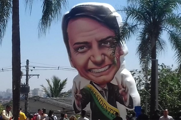 Boneco do candidato à presidência Jair Bolsonaro, é inflado por apoiadores em frente ao hospital Albert Einstein, em São Paulo - 07/09/2018
