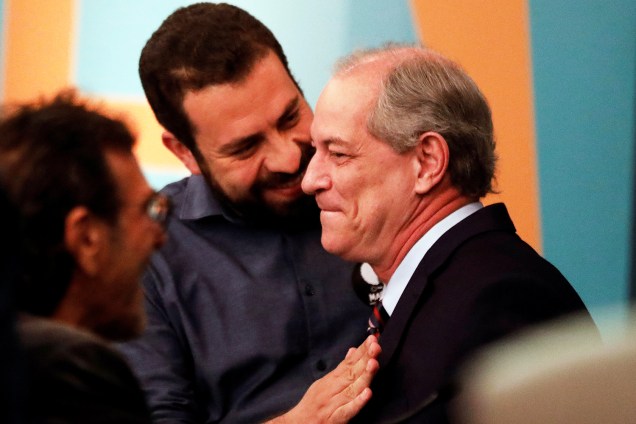 Os candidatos Guilherme Boulos (PSOL) e Ciro Gomes (PDT), se cumprimentam durante debate na TV Gazeta - 09/09/2018