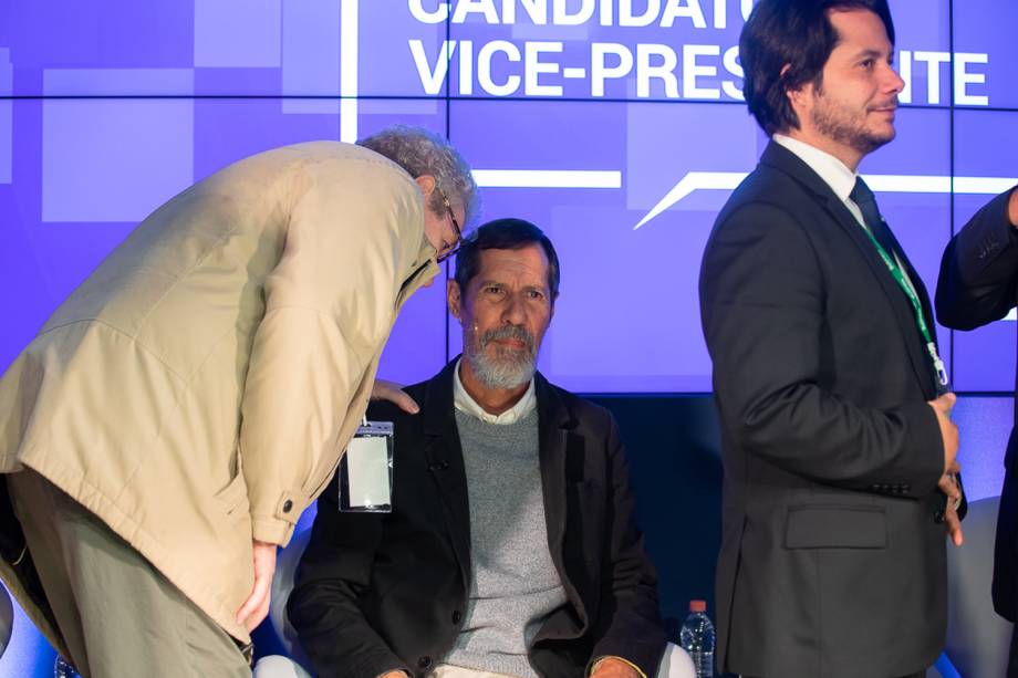 Eduardo Jorge (PV), recebe orientação de assessores durante debate promovido por VEJA entre candidatos a vice-presidente, realizado na sede do Facebook, em São Paulo (SP) - 04/09/2018