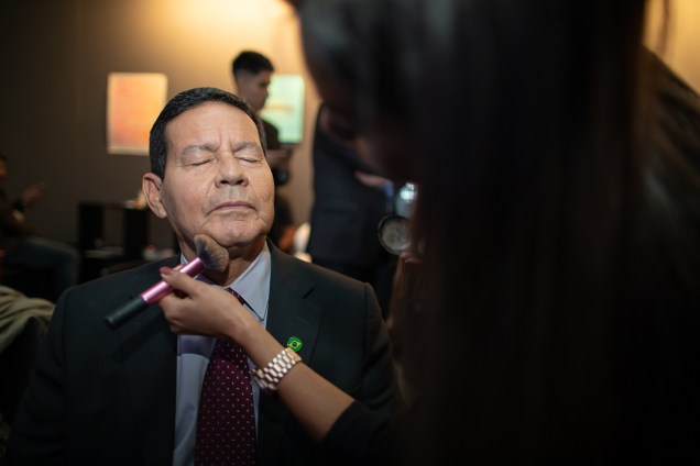 Hamilton Mourão (PRTB), candidato a vice-presidente na chapa de Jair Bolsonaro (PSL), recebe retoques na maquiagem antes de debate realizado por VEJA, na sede do Facebook, em São Paulo (SP) - 04/09/2018