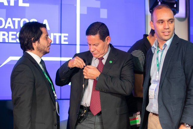 Hamilton Mourão (PRTB), candidato a vice-presidente na chapa de Jair Bolsonaro (PSL), recebe orientação de seus assessores durante debate realizado por VEJA, na sede do Facebook, em São Paulo (SP) - 04/09/2018