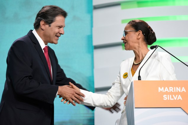Fernando Haddad (PT) e Marina Silva (Rede), se cumprimentam no intervalo do debate entre presidenciáveis realizado pela TV Aparecida - 20/09/2018