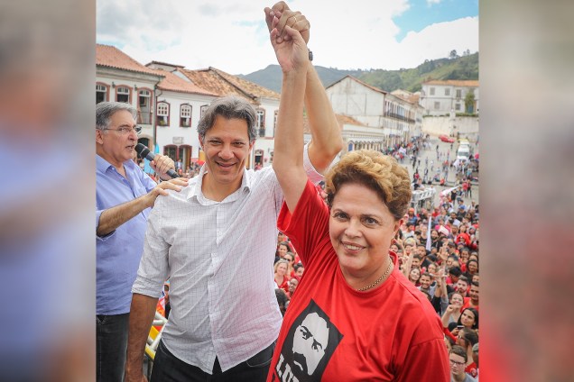 Fernando Haddad (PT), candidato à Presidência da República, realiza campanha eleitoral ao lado de Dilma Rousseff (PT), candidata ao Senado, em Ouro Preto (MG) - 21/09/2018