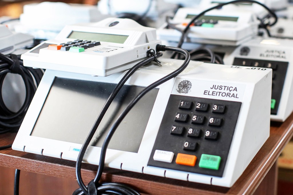 Urnas eletrônicas que serão utilizadas no primeiro turno das eleições, são preparadas na sede do Tribunal Regional Eleitoral (TRE), em Curitiba (PR) - 21/09/2018