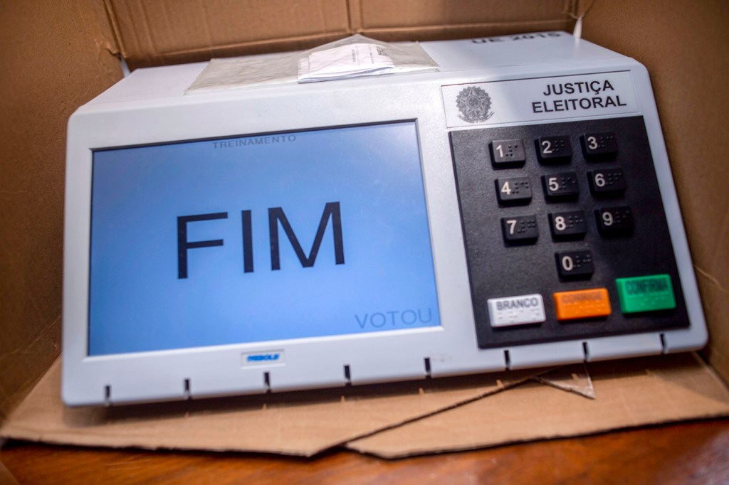 Urna eletrônica é embalada para uso durante as eleições, na Escola Judiciária Eleitoral do Rio de Janeiro
