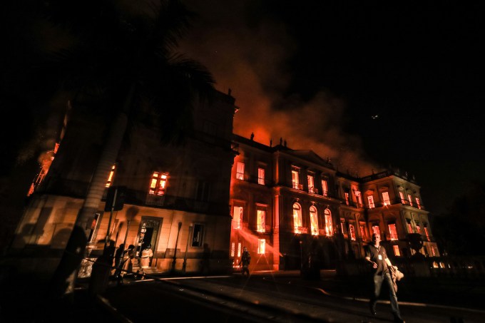 Incêndio destrói prédio do Museu Nacional