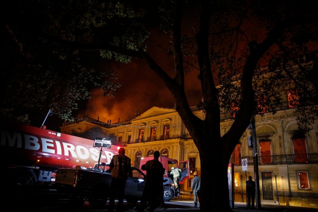Um incêndio de proporções atingiu, no começo da noite de domingo, o Museu Nacional do Rio de Janeiro, na Quinta da Boa Vista, em São Cristóvão - 02/09/2018