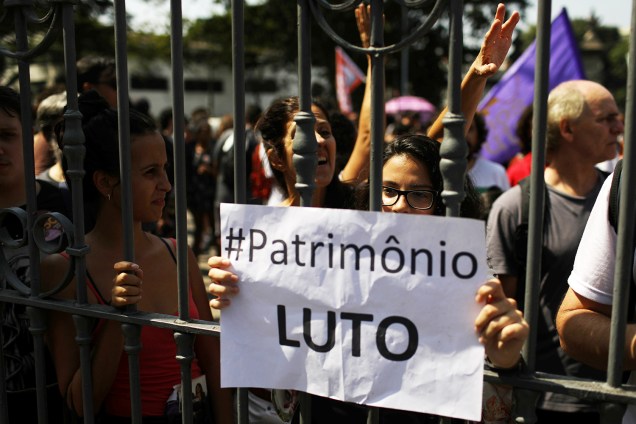Manifestantes protestam em frente ao Museu Nacional, em São Cristovão, no Rio de Janeiro (RJ), após grande incêndio atingir o local - 03/09/2018