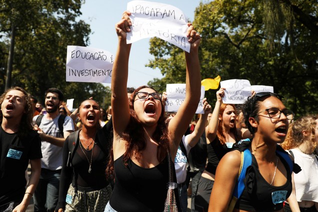 Manifestantes exibem cartazes durante protesto realizado em frente ao Museu Nacional, em São Cristovão, no Rio de Janeiro (RJ), após grande incêndio atingir o local - 03/09/2018