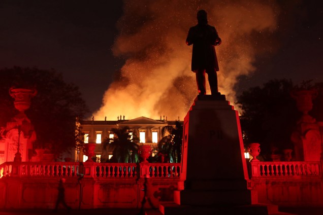 Bombeiros tentam extinguir um incêndio de grandes proporções no Museu Nacional do Brasil no Rio de Janeiro - 02/09/2018