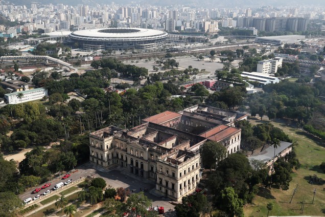 Vista aérea mostra o Museu Nacional, no Rio de Janeiro (RJ), após incêndio. Ao fundo , o Estádio do Maracanã - 03/09/2018