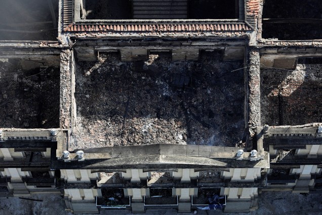 Imagem registrada por drone mostra repartição do Museu Nacional destruída após incêndio - 03/09/2018