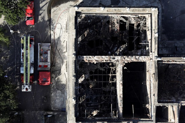 Imagem registrada por drone mostra repartição do Museu Nacional destruída após incêndio - 03/09/2018