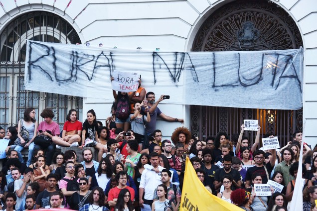 Manifestantes protestam na região da Cinelândia, no Rio de Janeiro (RJ), em defesa do Museu Nacional e outros prédios públicos usados como arquivos, bibliotecas e outros espaços de memória - 03/09/2018