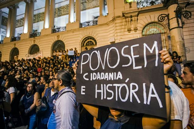 Manifestantes protestam na região da Cinelândia, no Rio de Janeiro (RJ), em defesa do Museu Nacional e outros prédios públicos usados como arquivos, bibliotecas e outros espaços de memória - 03/09/2018 Manifestantes protestam na região da Cinelândia, no Rio de Janeiro (RJ), em defesa do Museu Nacional e outros prédios públicos usados como arquivos, bibliotecas e outros espaços de memória - 03/09/2018