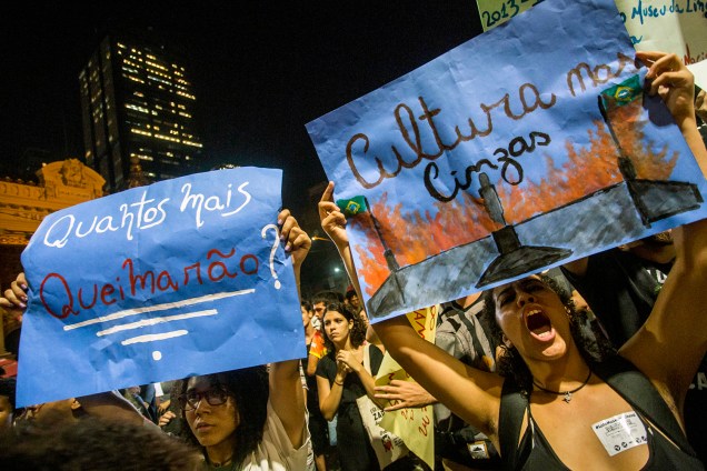 Manifestantes protestam na região da Cinelândia, no Rio de Janeiro (RJ), em defesa do Museu Nacional e outros prédios públicos usados como arquivos, bibliotecas e outros espaços de memória - 03/09/2018