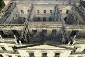 Bombeiros controlam incêndio no Museu Nacional