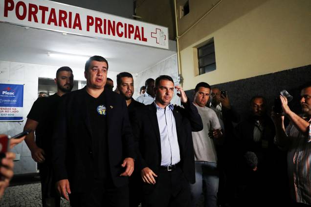 Flávio Bolsonaro, filho do candidato à Presidência da República, Jair Bolsonaro (PSL), após visita ao presidenciável na Santa Casa de Juiz de Fora (MG) - 06/09/2018 Flávio Bolsonaro, filho do candidato à Presidência da República, Jair Bolsonaro (PSL), após visita ao presidenciável na Santa Casa de Juiz de Fora (MG) - 06/09/2018