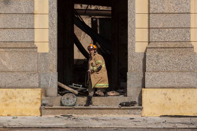 Bombeiro trabalha após incêndio no Museu Nacional no Rio de Janeiro - 03/09/2018 Bombeiro trabalha após incêndio no Museu Nacional no Rio de Janeiro - 03/09/2018
