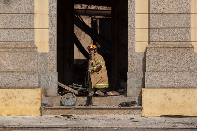 Bombeiro trabalha após incêndio no Museu Nacional no Rio de Janeiro - 03/09/2018
