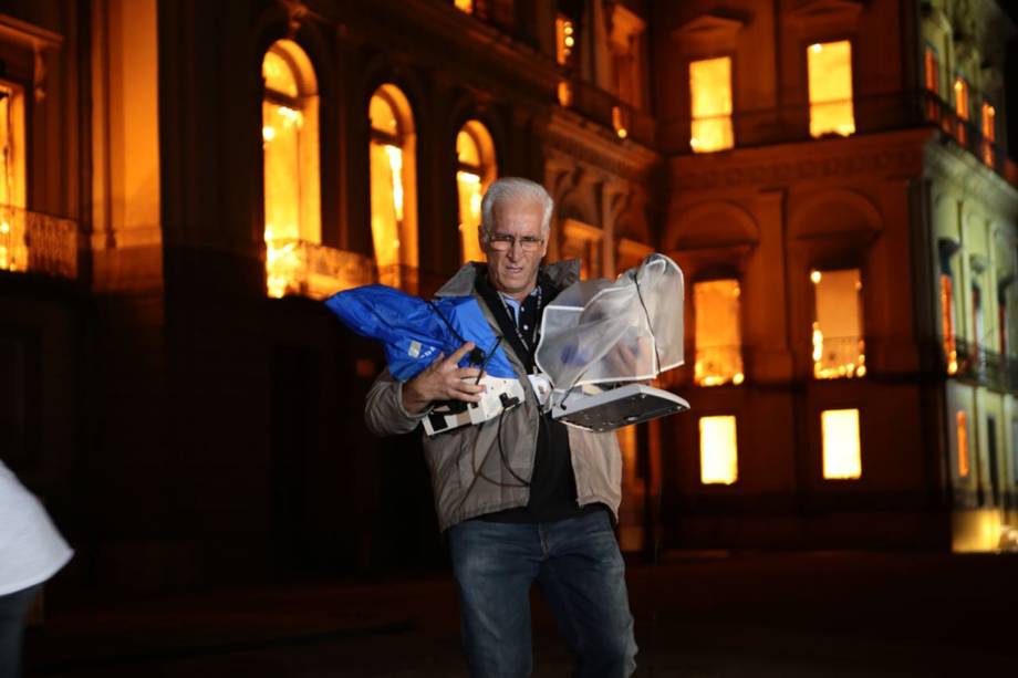 Funcionários do Museu Nacional tentam salvas parte do acervo e equipamentos de incêndio - 03/09/2018 Funcionários do Museu Nacional tentam salvas parte do acervo e equipamentos de incêndio - 03/09/2018