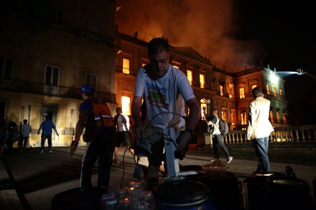 Funcionários do Museu Nacional tentam salvar parte do acervo e equipamentos de incêndio - 03/09/2018