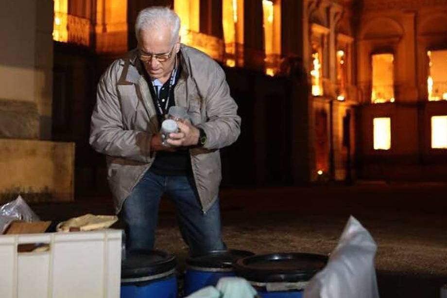 Funcionários do Museu Nacional tentam salvar parte do acervo e equipamentos de incêndio - 03/09/2018 Funcionários do Museu Nacional tentam salvar parte do acervo e equipamentos de incêndio - 03/09/2018