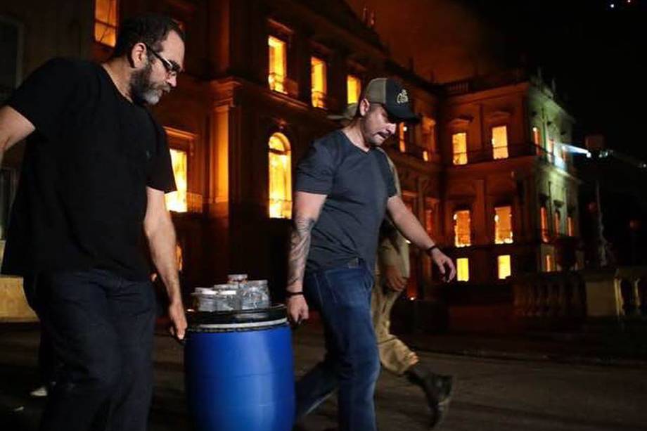 Funcionários do Museu Nacional tentam salvar parte do acervo e equipamentos de incêndio - 03/09/2018 Funcionários do Museu Nacional tentam salvar parte do acervo e equipamentos de incêndio - 03/09/2018