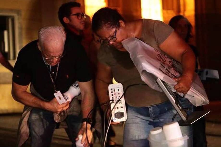 Funcionários do Museu Nacional tentam salvar parte do acervo e equipamentos de incêndio - 03/09/2018 Funcionários do Museu Nacional tentam salvar parte do acervo e equipamentos de incêndio - 03/09/2018