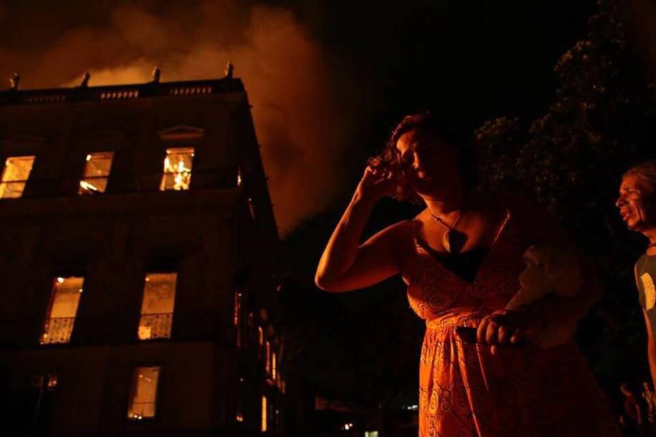 Funcionários do Museu Nacional tentam salvar parte do acervo e equipamentos de incêndio - 03/09/2018 Funcionários do Museu Nacional tentam salvar parte do acervo e equipamentos de incêndio - 03/09/2018