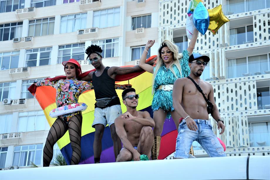 Pessoas participam da 23<span>ª</span> edição da Parada LGBT na Praia de Copacabana - 30/09/2018