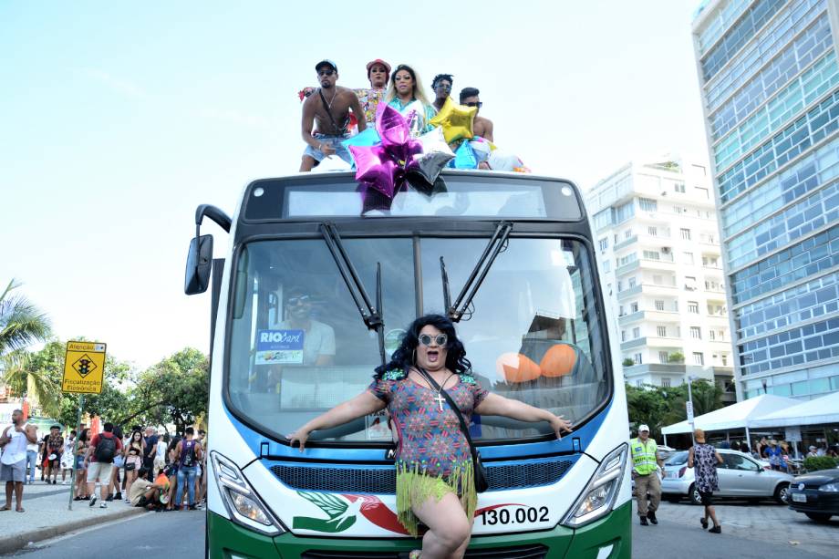 Pessoas participam da 23 edição da Parada LGBT na Praia de Copacabana - 30/09/2018