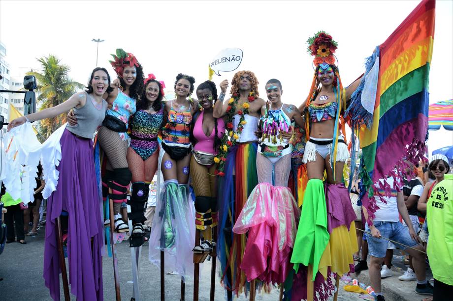Pessoas participam da 23<span>ª</span> edição da Parada LGBT na Praia de Copacabana - 30/09/2018