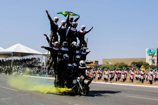 Militares realizam a pirâmide humana durante comemoração do Dia da Independência, em Brasília - 07/09/2018