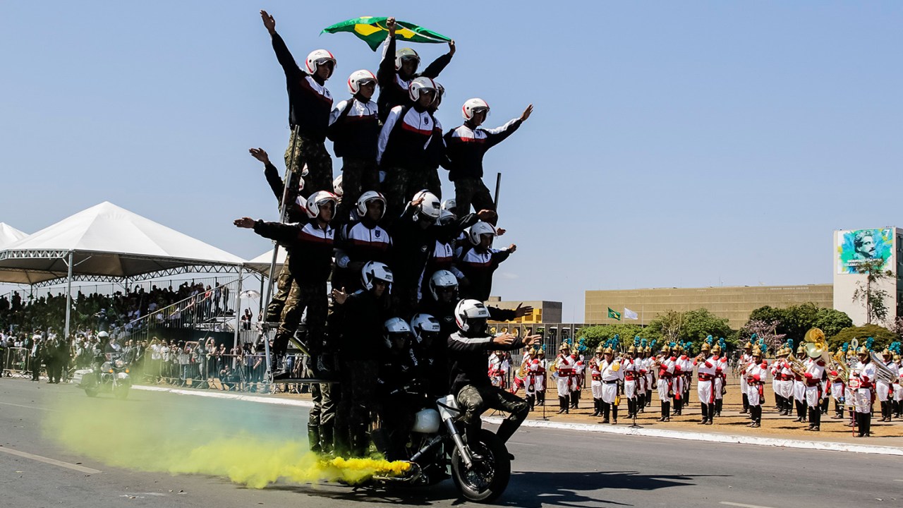 Militares realizam a pirâmide humana durante comemoração do Dia da Independência, em Brasília - 07/09/2018