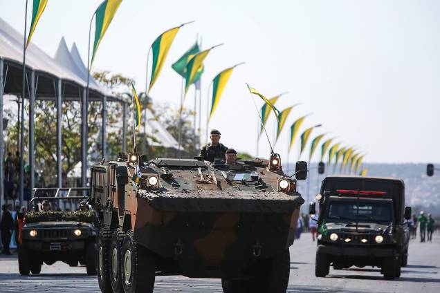 Veículos do Exército Brasileiro desfilam durante a comemoração do Dia da Independência na Esplanada dos Ministérios, em Brasília - 07/09/2018