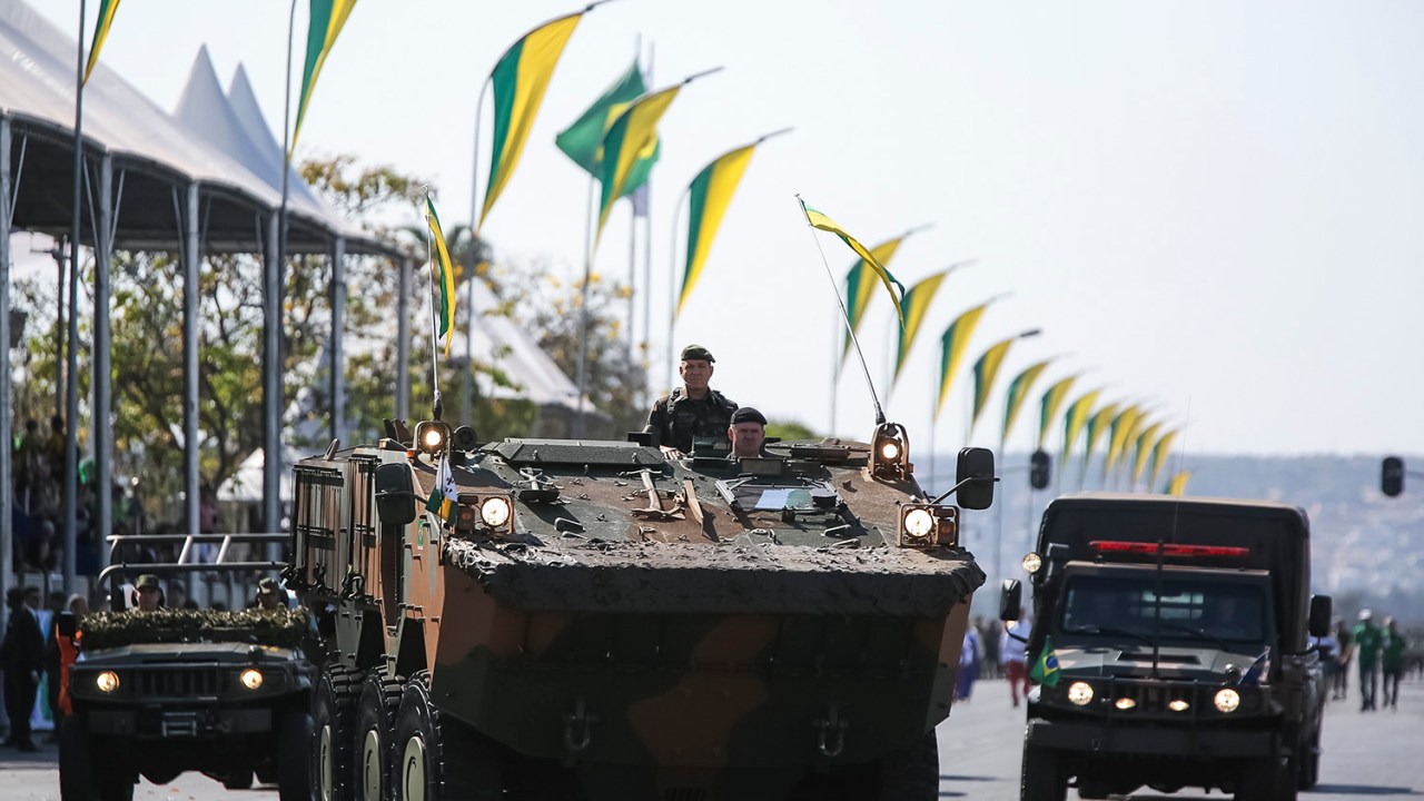 Veículos do Exército Brasileiro desfilam durante a comemoração do Dia da Independência na Esplanada dos Ministérios, em Brasília - 07/09/2018