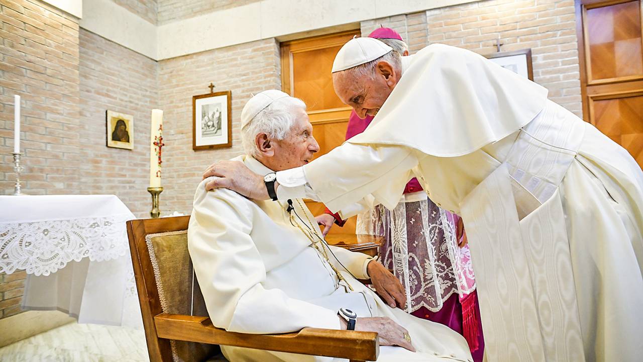 Junho de 2018 - Francisco, um dos mais assíduos na casa do papa emérito: vida reclusa e limitada ao Vaticano